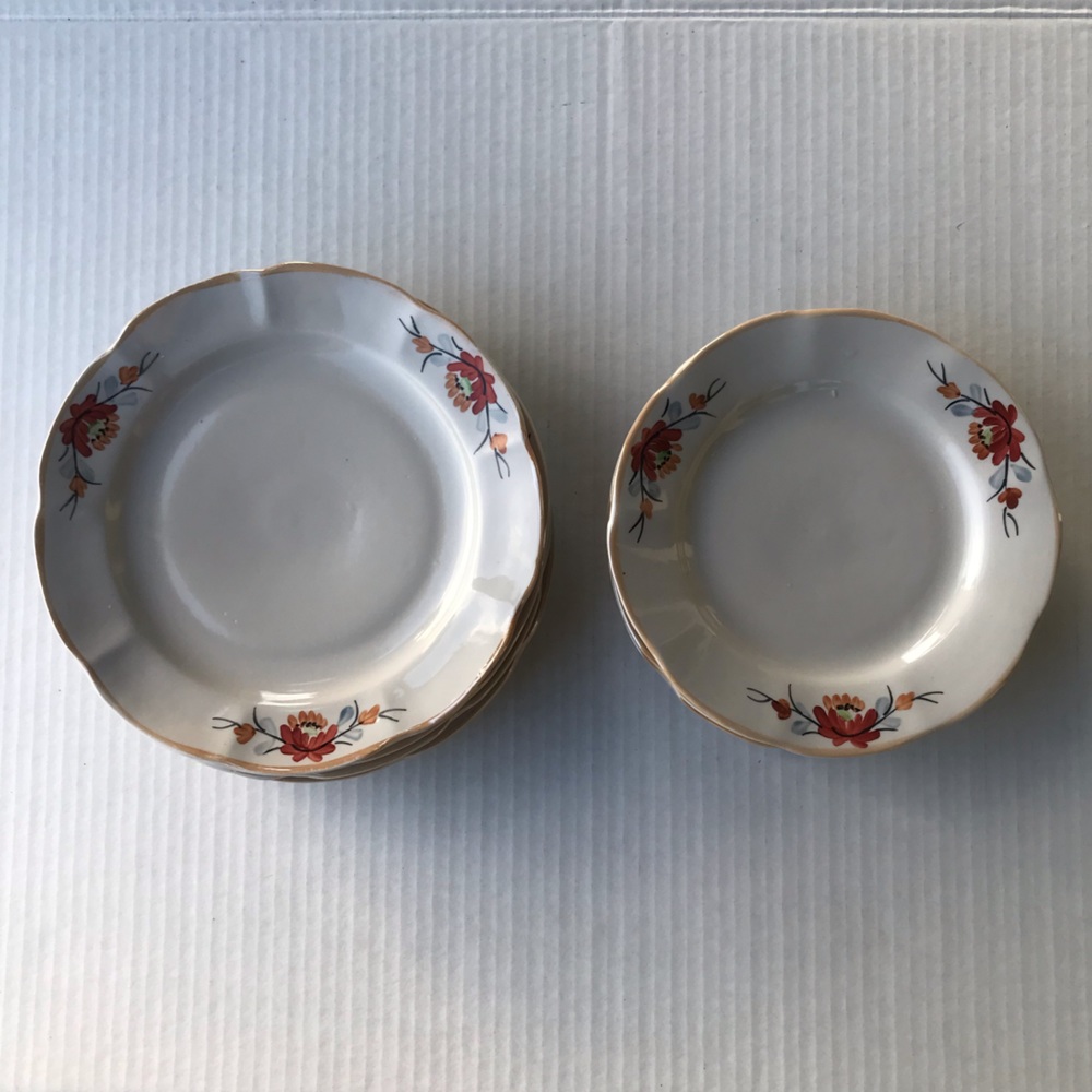Set Of 2 Bread Plates And 2 Dessert/Salad Plates